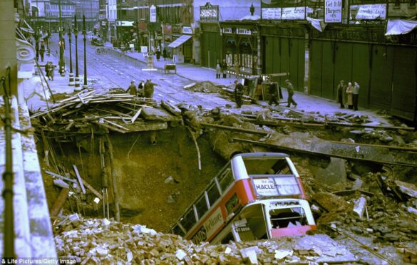 Jedna z kolorowych fotografii, efekt uderzenia rakiety w Londyn, około 80 ofiar (Getty)