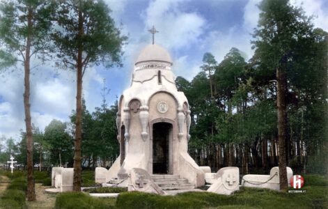 Kaplica na cmentarzu jeńców wojennych pod Dąbiem, w ręcznej koloryzacji autora