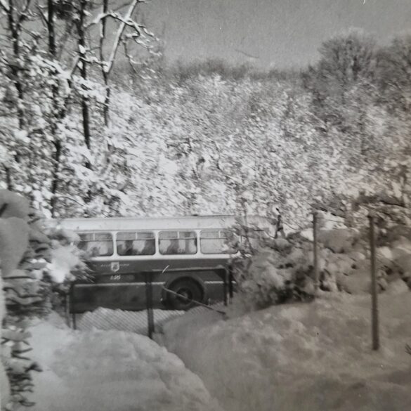 Styczeń 1979 rok, widok na  przejeżdżający autobus, tzw. Ogórek, po  ulicy Chopina