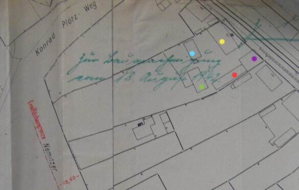 Zabudowa lodowni, kropki : żółta- willa; niebieska- dom; zielona- stodoła, później pomieszczenie gospodarcze; czerwona- magazyn i hala z maszynami; fioletowy- budynek lododowni i Lodziarni Frühezez. 1936 rok.