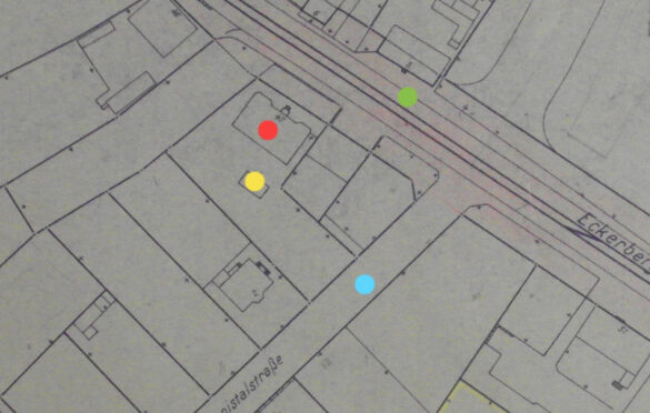 Rok 1936. Kropki: czerwona- kamienica; żółta- stajnia; zielona- Eckerbergstrasse/Arkońska i niebieska- Johannistalstrasse/Serbska.