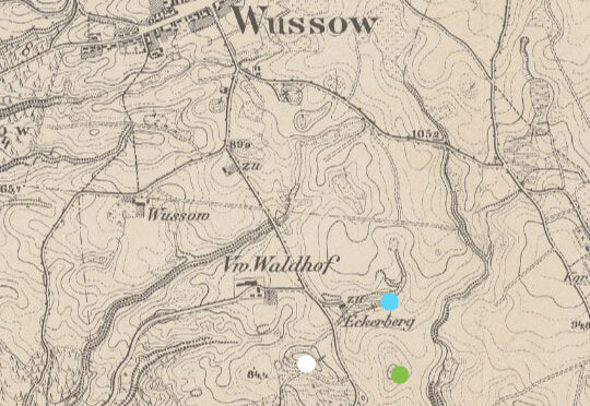 Fragment mapy z 1888 roku. Widać na niej stary przebieg drogi w kierunku Wussow Osów. Zaznaczyłam trzy stawy: Cichy Staw- biała kropka; Jasny Staw- niebieska kropka; Szary Staw- zielona kropka. Przy Cichym Stawie są zabudowania należące do Gut Eckerberg.
