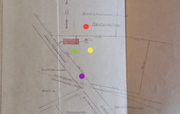 Lokalizacja ośrodka. Kropki: zielona- hala; żółta- toalety; fioletowy- Wussower Strasse/ulica Chopina; czerwony- Sady owocowe.