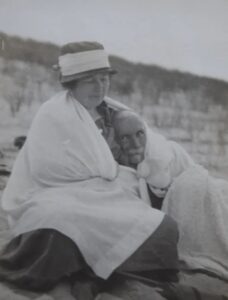 Urocze zdjęcie Ernsta Neissera z żoną u schyłku życia.