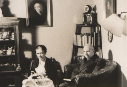 Znajomy i spokrewniony z rodziną Adolf Guttentag w swoim mieszkaniu przy Kaiser-Wilhelm-Strasse 9, czyli dzisiejszej Jana Pawła II.