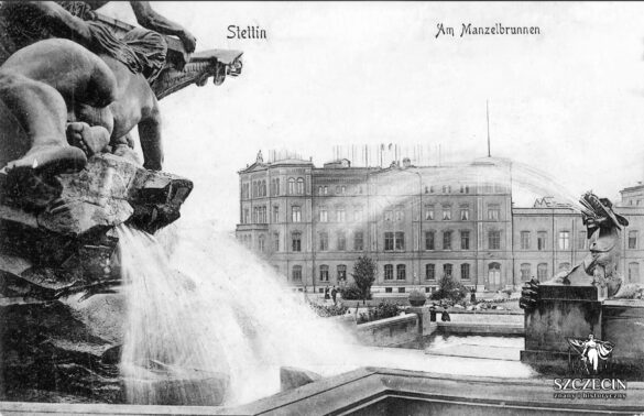Fontanna Manzla (Manzelbrunnen) w stronę gmachu poczty