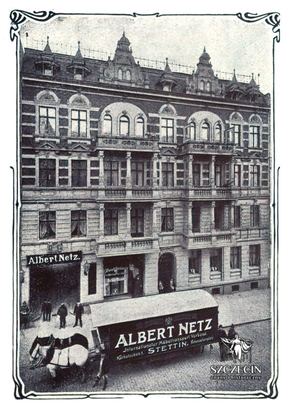 Biuro firmy Albert Netz z powozem firmowym