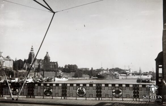 Graf Zeppelin widoczny z Mostu Kłodnego