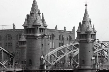 Bajkowe wieżyczki Mostu Dworcowego w wielkim detalu