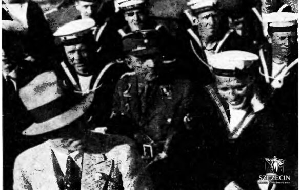 Fotografia prasowa z wizyty brytyjskiego okrętu i jego załogi w Stettinie