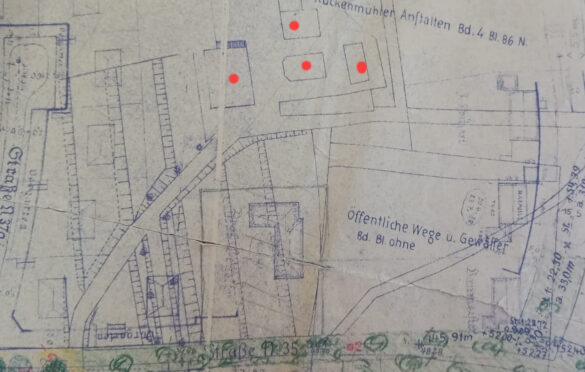Fragment mapy z 1939 roku z terenem który zostało zakupione przez Miasto. Zaznaczyłam na czerwono główny budynek mieszkalny, na żółto- budynki gospodarcze, zielone to zieleń urządzona. Pomarańczowo zaznaczono drogę do utwardzenia. Na górze- niebiesko -teren dawnego sadu, negocjowano jego przejęcie.