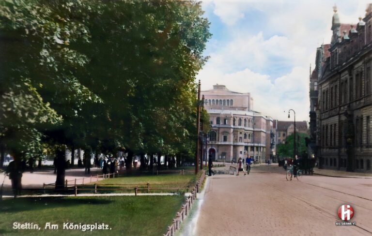 Przedwojenny widok na koniec Königsplatz, dzisiejszego Placu Żołnierza, w kierunku nieistniejącego Teatru Miejskiego. Ręczna koloryzacja autora.