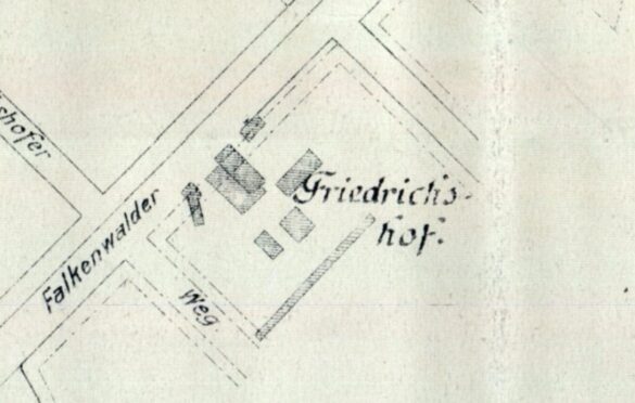 Restauracja Friedrichshof na planie przedmieści z 1915 roku. Widać charakterystyczne najście na linię drogi.