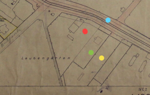 Mapa z 1938 roku z zaznaczonymi: nieboeska- Eckebergstrasse/ Arkońska; zielona - dom Hermann Boeck/ Eckebergstrasse 55/ Arkońska 55; żółto- ogród Hermann Witta z altanami i przyległym budynkiem gospodarczym do przechowywania narzędzi i upraw; czerwona- gospodarstwo Franza Brüggemann