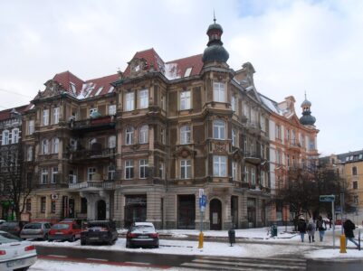 Szkoła ta, została założona w październiku 1899r., siedziba znajdowała się przy König Albertstrasse 38, dziś narożna kamienica ul. Śląskiej i Placu Grunwaldzkiego. Wieloletnim dyrektorem i dyrygentem Konserwatorium był Herman Trienes.