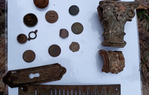 Część przedmiotów, klamr, monet i innych, które znaleziono w dawnej osadzie