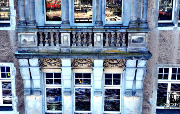 Zdobienia pomiędzy oknami budynku Izby Celnej od strony Odry