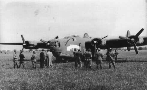 Jeden z tych, którzy mają najbardziej "przerąbane" w nalotach, czyli tzw. patchfinder lecący przed formacją. Bombowiec B-24 o numerze 41-28779. Tuż po nalocie na Police oberwał w 1-szy i 2-gi silnik. Drugi pilot zginął na stanowisku bocznego strzelca, bombardier nie mógł wyskoczyć z uwagi na rozerwany spadochron. Wraz z dowódcą próbowali dolecieć do Szwecji, nie udało się. Po rozbiciu się B-24 "wyremontowali" Niemcy, którzy rozbili go później ponownie 😛