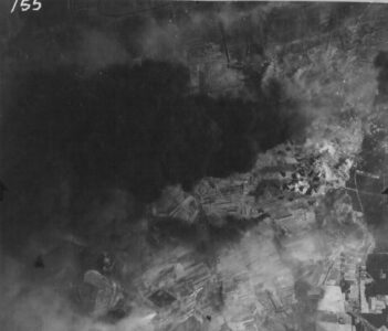 25 sierpnia 1944 roku, 96-ta grupa bombowa zamienia Police w jeden wielki słup czarnego dymu.