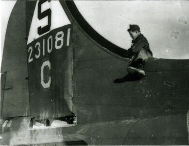 Zdjęcie bombowca B-17 Son of a Blitz o numerze 42-31081. W trakcie przelotu nad Policami został krytycznie trafiony z obrony przeciwlotniczej - samolot rozpadł się jeszcze w powietrzu. Zginęli wszyscy na pokładzie, 9 lotników, w tym dwóch o polsko brzmiących nazwiskach - John S. Kulczycki Jr. oraz Frank R. Majeski.