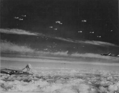 Formacja bombowców B-17 w drodze nad Police w kwietniu 1944 roku. Widoczna w lewym dolnym rogu 42-107084 Betty's Revenge nie powróci z misji 7 października 1944 roku "odwiedzając" Police ponownie. Dwóch z członków załogi ginie, kiedy samolot uderza w ziemię w okolicach Polic - ginie bombardier John Marshall oraz operator radia Jarvis Friduss.