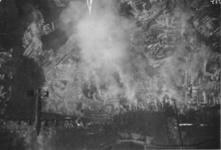 Niemcy próbują zadymiać otoczenie fabryki. Bezskutecznie. Na zdjęciu z lewej strony powracający już po misji na Police bombowiec 8-mej Armii Powietrznej, 44-tej grupy bombowej.