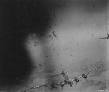 B-17 w trakcie rajdu nad Police, 25 sierpnia 1944 roku. Obrona przeciwlotnicza "dawała w gary", niebo było pełne niewielkich czarnych wybuchów.