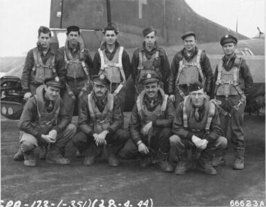 Kolejne zdjęcie załogi, której misją były Police i fabryka benzyny syntetycznej. Tym razem zdjęcie "szczęśliwe". Wiele z B-17 lub B-24, które brały udział w rajdach dawało radę mimo dużych uszkodzeń przelecieć Bałtyk i lądować awaryjnie w Szwecji. Tutaj mamy załogę B-17 o numerze 44-8222.