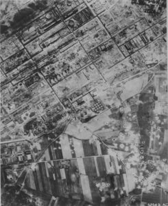 Kadr rozpoznawczy wykonany po nalotach, widać bardzo dużo lejów po bombach w prawym dolnym rogu zdjęcia. Niemcy stosowali zasłony dymne, fałszywe tzw. dummy tanks (sztuczne zbiorniki) oraz oświetlenie mające ukryć dokładne położenie instalacji.
