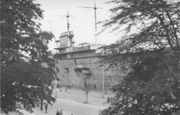 Graf Zeppelin w Szczecinie przy nabrzeżu