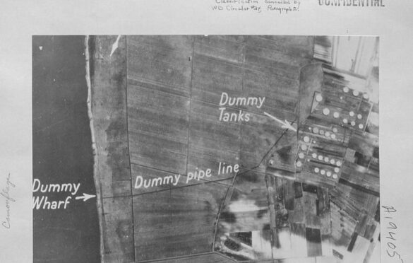 Przykład zdjęć lotniczych, na których zaznaczano fałszywe konstrukcje (tzw. Dummies), tu obok Polic