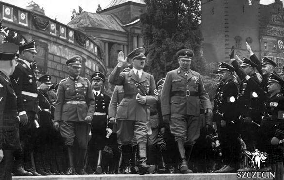 Jedno z najbardziej znanych zdjęć - Adolf Hitler w Szczecinie, na schodach dawnych Hakenterrasse