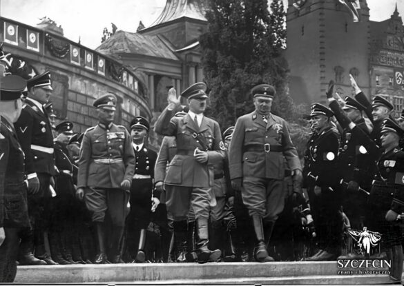 Jedno z najbardziej znanych zdjęć - Adolf Hitler w Szczecinie, na schodach dawnych Hakenterrasse