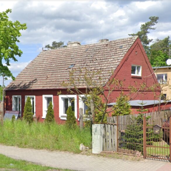 Jeden z starych domów wzdłuż głównej ulicy Lubieszyna, po polskiej stronie