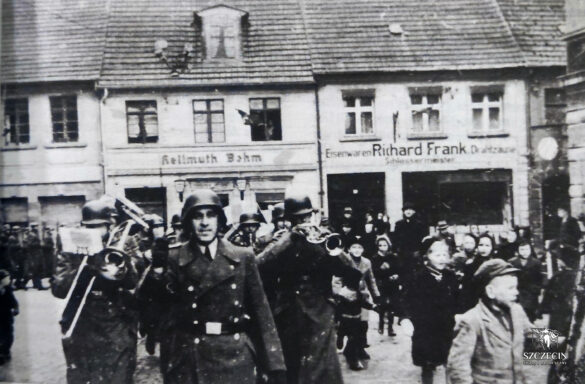 Marzec 1944 roku w dawnym Altdamm, dzisiejszym Dąbiu. W tle numery 34 i 35 dawnej Fürstenstraße