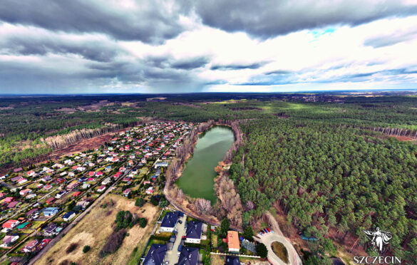 Widok lotniczy w kierunku Tanowa na jezioro i nowe osiedle