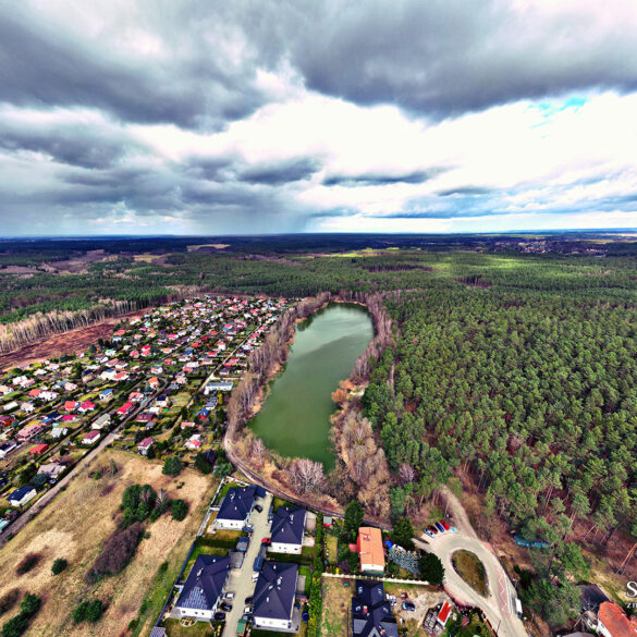 Widok lotniczy w kierunku Tanowa na jezioro i nowe osiedle