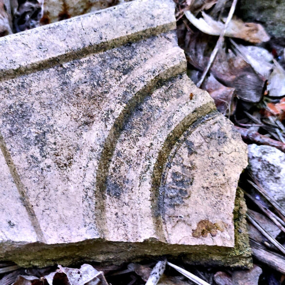 Pozostałości Bergquell z napisem "abrik" pośród ruin