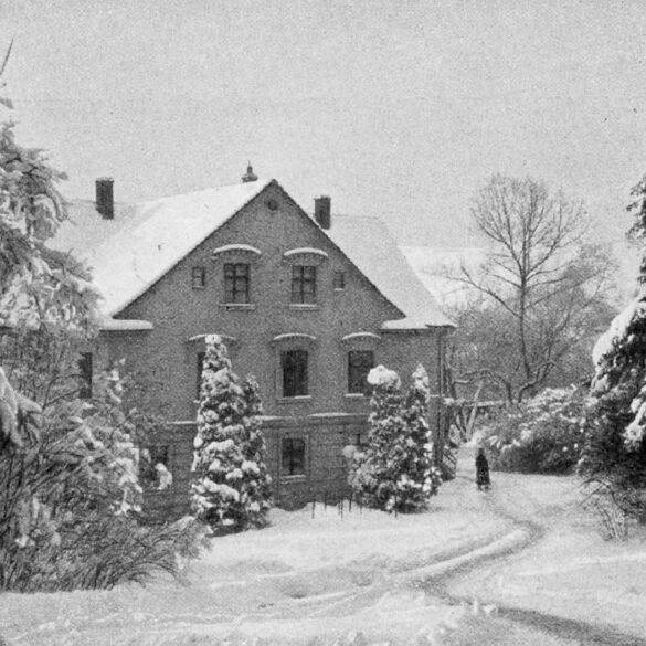 Przykryty śniegiem dom lekarzy i pracowników, gmach D przy skarpie