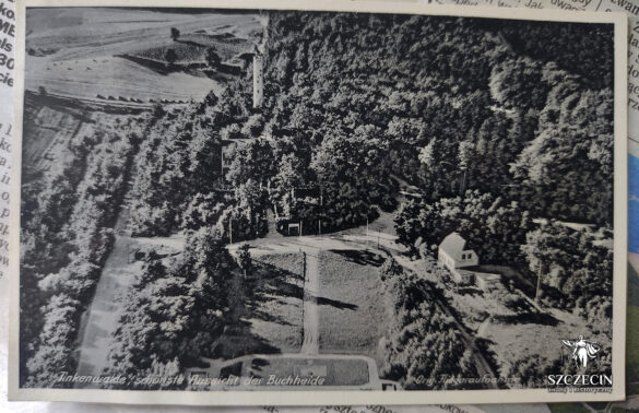 Kadr lotniczy wykonany prawdopodobnie w maju 1939 roku z widokiem na dwie restauracje i wieżę