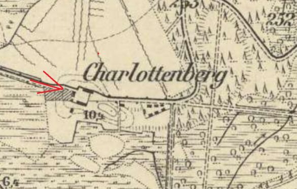 Mapa wsi Charlottenberg z końca XIX wieku, z zaznaczonym kierunkiem kadru załączonej fotografii
