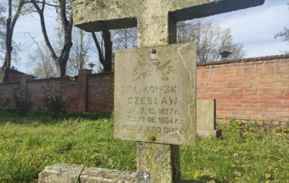 Czesław Zajkowski i jego tabliczka pod krzyżem na cmentarzyku