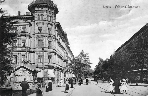 Dawna pocztówka w stronę Falkenwalderstraße, biznes panów na parterze z lewej strony