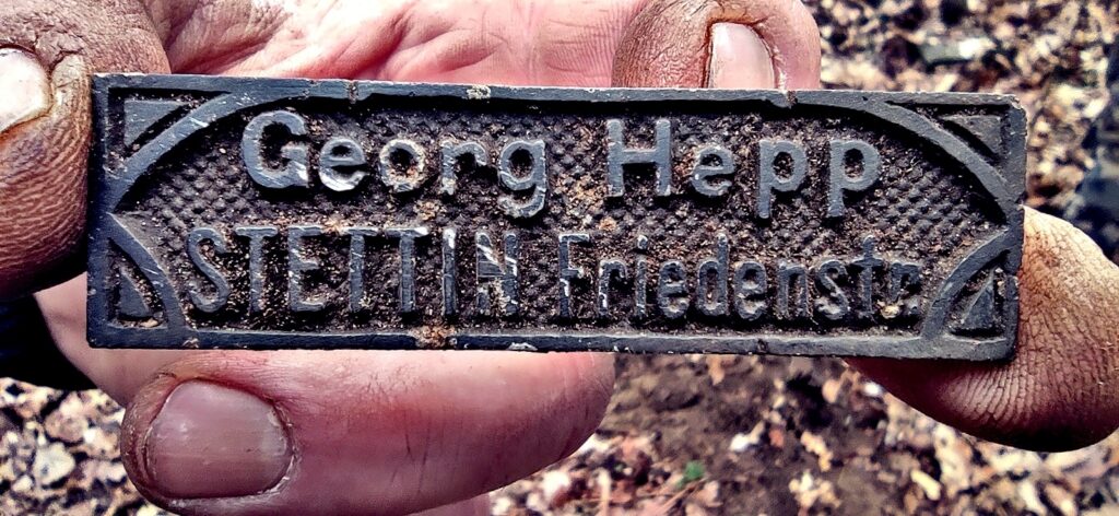 Tabliczka firmowa z napisem "Georg Hepp Stettin" znaleziona 2 kwietnia 2023 roku w Trzebieży przez Denkmal Pomorze