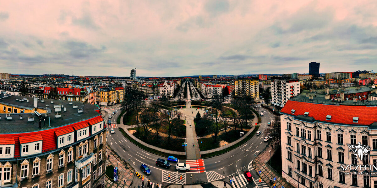 Plac Grunwaldzki w stronę Urzędu miasta w zdjęciu panoramicznym. Chłodne styczniowe południe, 2023 rok
