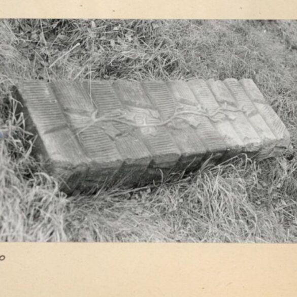 Płyta z fotografii 10, z karty cmentarza, przeniesiona do lapidarium