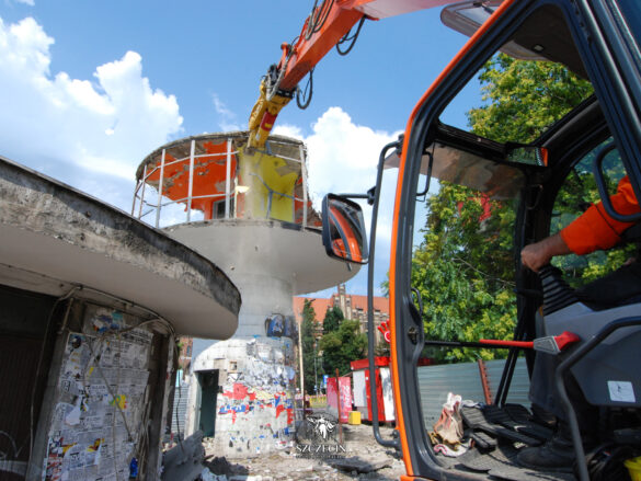 Po wyburzeniu początkowo inwestor planował tu średniej wielkości centrum handlowe