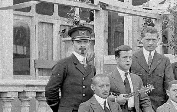 Guido Quodbach na Wyspie Man, z lewej strony. Fotografia dzięki Manx National Heritage