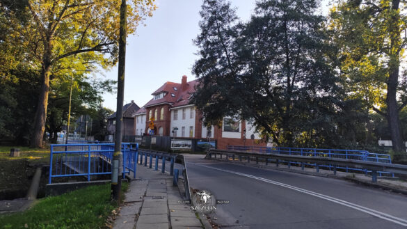 Kiedyś było tu więcej budynków, między innymi po lewej poczta, a za plecami kościółek