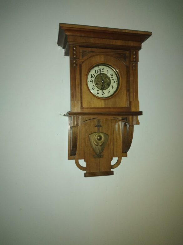 Zabytkowy zegar ścienny sprzedany w sklepie pana Hugo Peschlow, w posiadaniu pana Romana